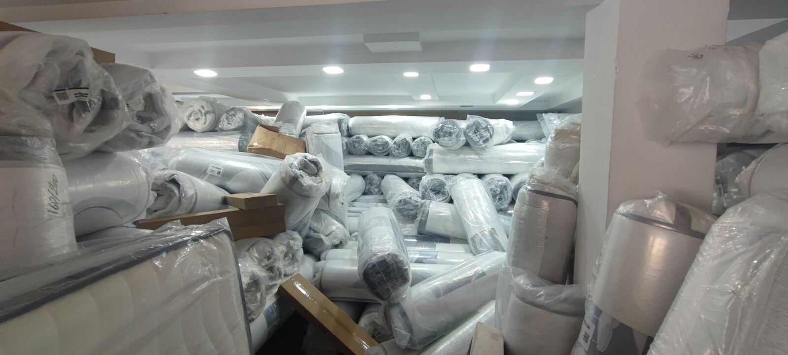 Stock de matelas ROYAL roulés en entrepôt