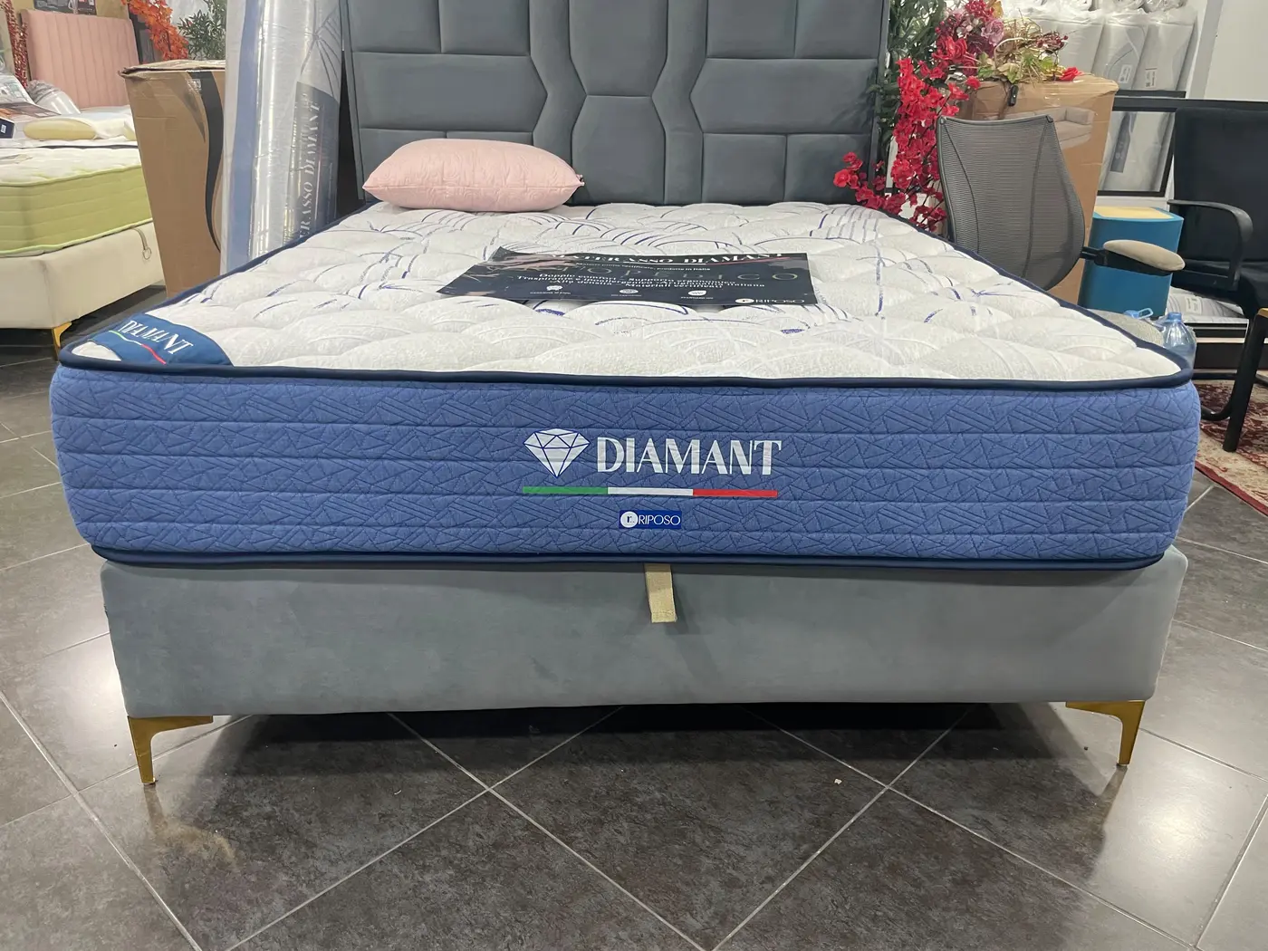 Matelas roulé italien DIAMANT sur sommier avec tête de lit capitonnée